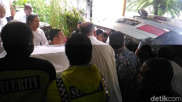 Jenazah Bondan Dibawa ke Rumah Duka Sentra Medika untuk 