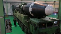 Rudal Hwasong-15 disebut sebagai versi terbaru dari Hwasong-14, yang pernah diuji coba Juli lalu. (Foto: Dok. REUTERS/KCNA)