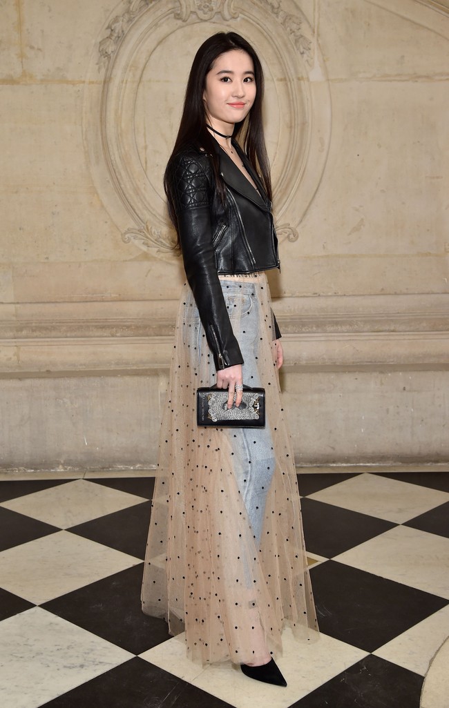 Di luar dunia peran, Liu telah memikat banyak brand fashion hingga kecantikan. Ia didapuk sebagai brand ambassador Dior dan Pantene. Foto: Dok. Getty Images