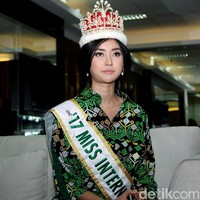 Ia kini menyandang dua gelar Puteri Indonesia Lingkungan 2017 dan Miss international 2017. Foto: Mohammad Abduh/Wolipop