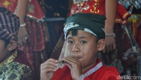 Sebagai wilayah dengan kekerabatan adat budaya, maka beragam atraksi budaya bisa kita saksikan di sini. Salah satunya adalah tradisi penyambutan tamu Potandui (Mohammad Jafar Bua/detikTravel)