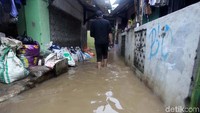 Ada 50 rumah warga yang tergenang air.