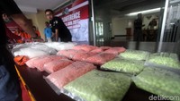 Dalam operasi ini polisi menyita barang bukti yakni 29,94 kg sabu, 72,19 kg ganja, 17.100 pil ekstasi, 28,51 gram heroin, 600 butir Happy Five dan 11,83 Kg tembakau gorila.