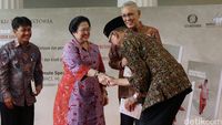 Bonnie Triyana (kiri) bersama Megawati dan Try Sutrisno saat peluncuran bukunya. 