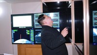 Kim Jong-Un memantau peluncuran rudal dari sejumlah monitor yang ada di sebuah ruangan. (Foto: Dok. REUTERS/KCNA)