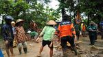 Foto: Evakuasi 2 Korban Longsor di Kulon Progo