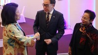 Presiden Direktur PT Astra International Tbk Prijono Sugiarto (tengah) memberi ucapan terima kasih kepada Mari Elka Pangestu (kiri) atas dukungannya selama menjabat sebagai Komisaris Independen Astra International (2015-2017). Pool/Astra.