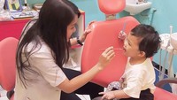 Tidak hanya orang dewasa, Grace juga menangani pasien cilik. Foto: Instagram/@gracenovita