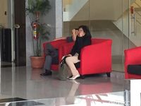 Dasco duduk menunggu untuk diizinkan masuk.