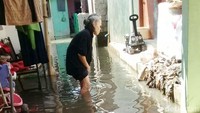 Sejumlah warga yang terdampak genangan air saat ini mengungsi ke rumah warga yang tidak terdampak. (Foto: Dok. Arief Syarifuddin/Istimewa)
