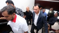 Setelah masuk lewat pintu utama Polres Jaksel, Dhani langsung menuju ruang pemeriksaan. Sejumlah kuasa hukumnya juga ikut mendampingi.
