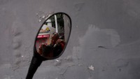Menurut seorang dokter mata di Chengdu, teknik tradisional itu bisa dibilang membuka sumbatan kelenjar minyak mata. Sejumlah pelanggan Gaowu yang telah mencobanya pun mengaku matanya jadi lebih nyaman dan segar setelah dibersihkan (Tyrone Siu/Reuters)