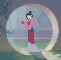 Tapi menurut puisi aslinya, pasukan China kalah namun membiarkan Mulan tetap hidup jika mau tinggal bersama Raja dari musuhnya. Berhasil kabur, Mulan pulang ke rumah dan mendapati kalau ayahnya telah meninggal dan sang ibu menikah lagi. Tak bisa menghadapi kematian sang ayah, Mulan bunuh diri agar bisa bersama ayahnya di alam lain. Foto: Mulan (imdb)