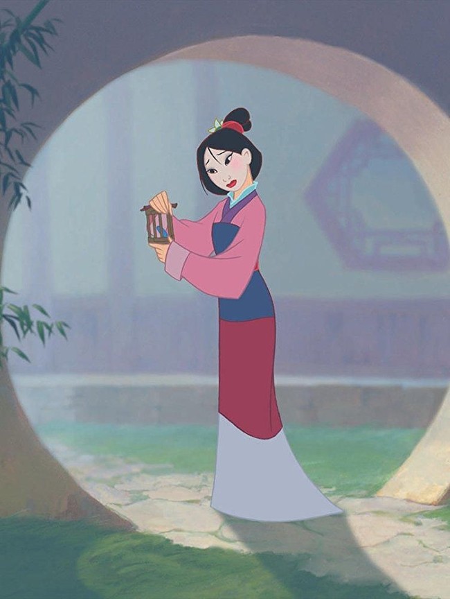 Tapi menurut puisi aslinya, pasukan China kalah namun membiarkan Mulan tetap hidup jika mau tinggal bersama Raja dari musuhnya. Berhasil kabur, Mulan pulang ke rumah dan mendapati kalau ayahnya telah meninggal dan sang ibu menikah lagi. Tak bisa menghadapi kematian sang ayah, Mulan bunuh diri agar bisa bersama ayahnya di alam lain. Foto: Mulan (imdb)