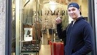 Ia pun kerap mengunggah fotonya bersama Demian saat menggelar aksi di luar negeri. (Dok. Instagram/edison_wardhana)