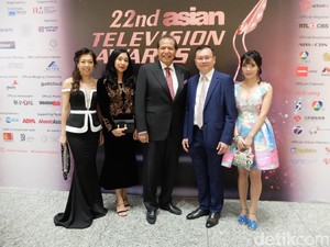 Ditemani Istri dan Anak, CT Hadiri 22nd Asian Television Awards