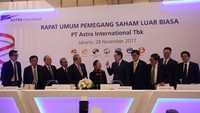 Presiden Komisaris PT Astra International Tbk Budi Setiadharma (kelima kiri) didampingi Presiden Direktur PT Astra International Tbk Prijono Sugiarto (kelima kanan) berbincang bersama Komisaris Independen PT Astra International Tbk Sri Indrastuti Hadiputranto (tengah) yang baru disetujui oleh Rapat Umum Pemegang Saham Luar Biasa (RUPSLB) bersama direksi Astra International di Jakarta. Pool/Astra.