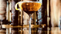 Trade Vics di Emeryville, California memberi nama minuman selebrasinya The Royal Suits. Diracik dari campuran martini dan Beefeater Gin, Angostura Bitters. Foto: Istimewa