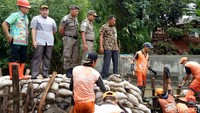 Tanggul darurat Kali Pulo di wilayah Jatipadang, Jakarta Selatan, yang dibangun petugas Dinas Sumber Daya Air (SDA) kembali jebol.  (Foto: Dok. Arief Syarifuddin/Istimewa)