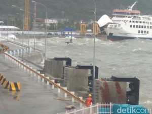 Gelombang Tinggi, Pelabuhan Merak dan Bakauheni Ditutup