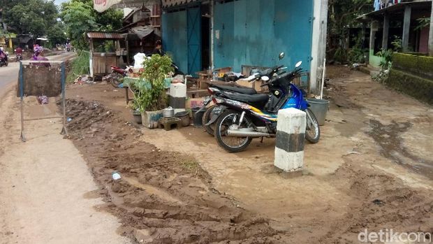 Lumpur setebal 25 cm menggenangi jalan