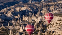 Salah satu yang menarik adalah wilayahnya yang tidak biasa. Selain pegunungan dengan suasana khas, di sinilah tempat balon udara yang keren melayang-layang (Anatolian Ballon Cappadocia)