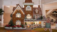 Sebuah gingerbread house di Disney Grand Floridian Resort & Spa ini hadir dengan 1000 keping kue jahe yang disusun menjadi bangunan megah. Uniknya, kue jahe ini dibuat dengan resep klasik. Foto: Istimewa