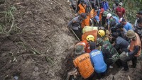 Dalam proses evakuasi ini, Tim SAR turut dibantu warga. Andreas Fitri Atmoko/Antara Foto.