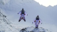 Aksi duo Fred dan Vince ini dilakukan di Pegunungan Jungfrau, Swiss. Aksi ini dilakukan pada akhir Oktober lalu, tapi foto-fotonya baru dirilis pada Selasa (28/11) lalu (Thibault Gachet/Handout via Reuters)