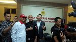 Foto: Ahmad Dhani Pulang Bareng Mulan Setelah Diperiksa Polisi