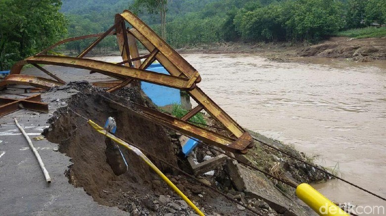 Sejumlah Jembatan Jebol Dihantam Banjir di Bantul Sejumlah Jembatan Jebol Dihantam Banjir di Bantul