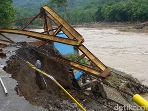 Sejumlah Jembatan Jebol Dihantam Banjir di Bantul