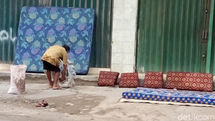 Cuaca Cerah, Korban Banjir di Bantul Jemur Kasur