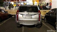 Pengendara lain jadi tak dapat ruang parkir gara-gara ada mobil yang diparkir sembarangan. Medos/Istimewa.