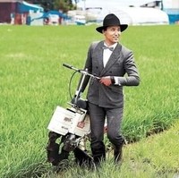 Pada hari pertama penanaman padi tahun 2013, Kiyoto memakai jas saat bekerja di sawahnya. Setelah itu, ia pun beralih ke mode modis secara keseluruhan. Foto: Istimewa