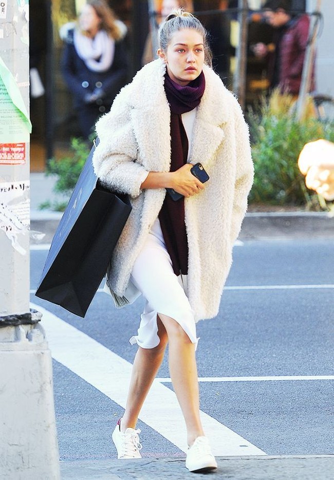 Bila cuaca sangat dingin hari ini, coat bulky ala Gigi Hadid bisa jadi teman baik Anda. Buat tampil monokrom dengan memakai padanan warna senada. Foto: Ist.