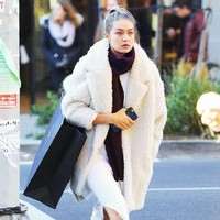 Bila cuaca sangat dingin hari ini, coat bulky ala Gigi Hadid bisa jadi teman baik Anda. Buat tampil monokrom dengan memakai padanan warna senada. Foto: Ist.