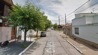 Anak kecil berkaos dan celana biru itu awalnya tampak tengah berjalan biasa (Foto: Dok. Google Street)