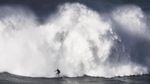 Foto: Menantang Ombak Maut di Praia do Norte
