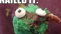 Cake pops dengan bentuk kepala katak yang menjulurkan lidahnya ini memang unik. Namun lebih unik lagi karena hasil cake pops kepala katak jadi begini. Foto: Istimewa