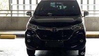 Harusnya mobil berada di dalam kotak garis parkir, tapi ini malah mengambil dua ruang parkir di mana garis putih ada di tengah mobil. Medsos/Istimewa.