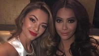 Bunga bersama Demi Leigh dari Afrika Selatan berhasil membawa pulang mahkota Miss Universe 2017. (Dok. Instagram/bungajelitha21)