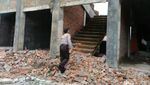 FOTO: Dua Pekerja Stadion di Kota Blitar Tertimpa Tembok