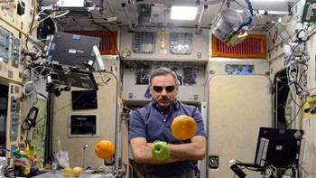Kadang pemandangan di dalam pesawat angkasa juga diperlihatkan. Ini salah seorang kosmonot Rusia. Foto: Instagram
