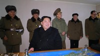 Kim Jong-Un ditemani sejumlah orang berseragam militer saat memantau peluncuran. (Foto: Dok. REUTERS/KCNA)