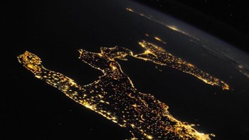 Penampakan salah satu sudut Italia di malam hari. Foto: Instagram