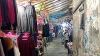Di atas trotoar tersebut para PKL menjajakan pakainan hingga makanan.