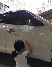 Ada Alasan Haru di Balik Pria yang Biarkan Anak Melukis di Mobilnya