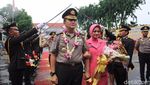 Foto: Momen Haru Saat Melepas Kapolrestabes Surabaya