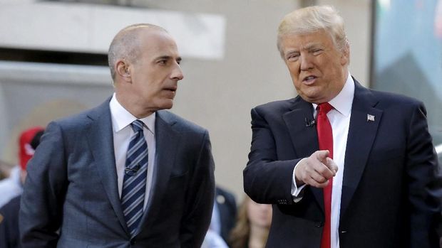 Matt Lauer berbicara dengan Donald Trump di sela-sela kampanye pilpres 2016